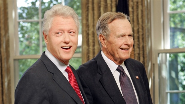 Bush 'cha' va Bill Clinton: Tu doi thu chinh tri den bang huu than thiet hiem co