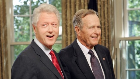 Bush 'cha' và Bill Clinton: Từ đối thủ chính trị đến bằng hữu thân thiết hiếm có