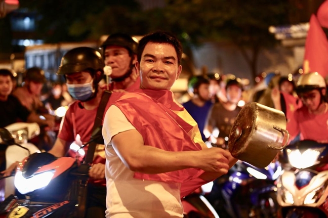 Co dong vien xuong duong mung doi tuyen Viet Nam vao chung ket AFF Cup