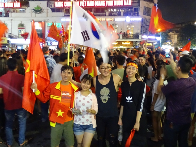 Co dong vien xuong duong mung doi tuyen Viet Nam vao chung ket AFF Cup