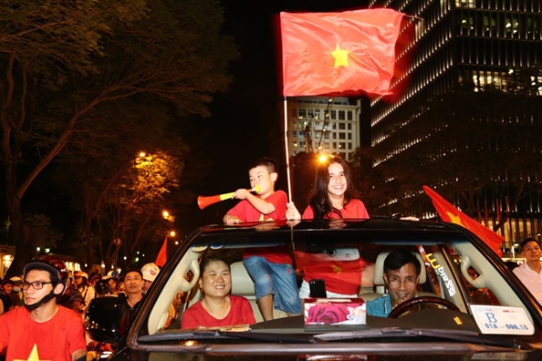 Co dong vien xuong duong mung doi tuyen Viet Nam vao chung ket AFF Cup