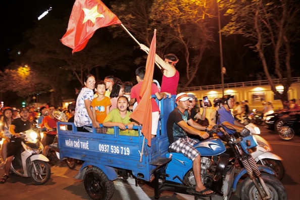 Co dong vien xuong duong mung doi tuyen Viet Nam vao chung ket AFF Cup