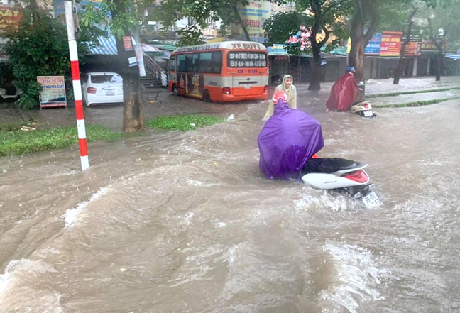 Mua lon xuyen dem, TP Vinh chim trong bien nuoc, ‘ho tu than’ xuat hien