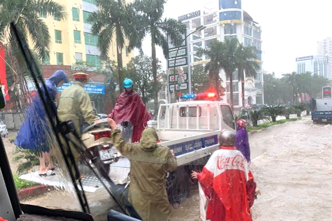 Mua lon xuyen dem, TP Vinh chim trong bien nuoc, ‘ho tu than’ xuat hien