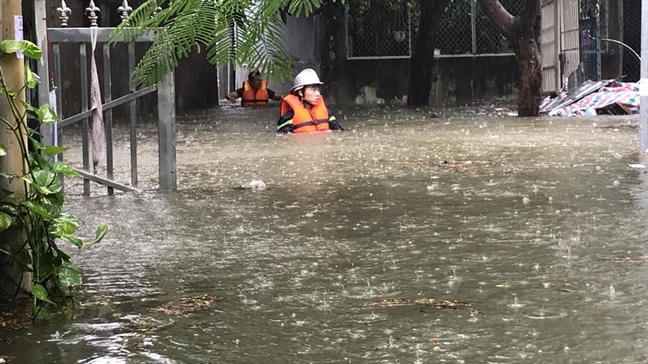 Giai cuu nhieu nguoi mac ket trong mua lu giua trung tam Da Nang