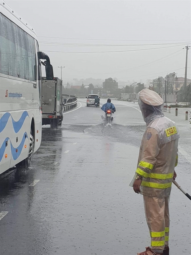 Hoc sinh Thua Thien - Hue nghi hoc vi nuoc lu dang cao