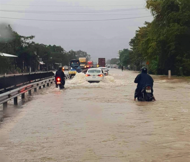 Hoc sinh Thua Thien - Hue nghi hoc vi nuoc lu dang cao