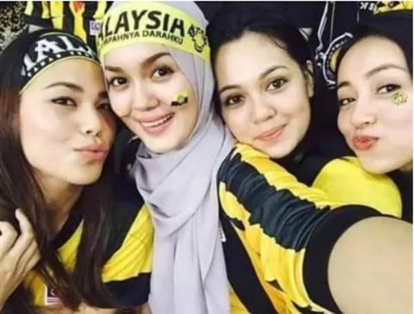 Fan nu Malaysia dung leu mua ve xem chung ket AFF Cup Viet Nam - Malaysia