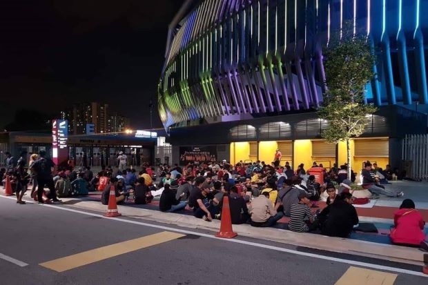 Fan nu Malaysia dung leu mua ve xem chung ket AFF Cup Viet Nam - Malaysia