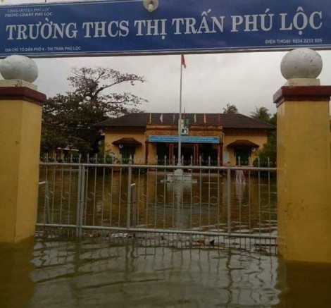 Học sinh Thừa Thiên - Huế nghỉ học vì nước lũ dâng cao