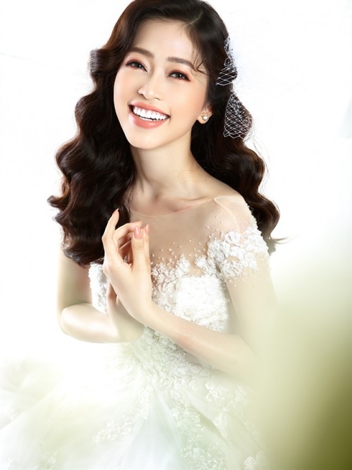 Váy cưới trắng, tông trang điểm màu cam san hô cho cô dâu trong mùa cưới 2018