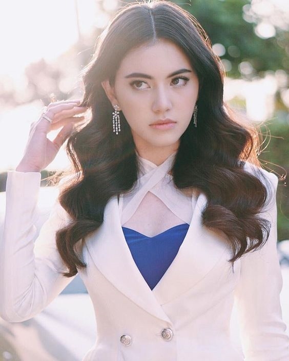 Davika Hoorne – bong hong Thai voi kha nang bien hoa kieu toc da dang