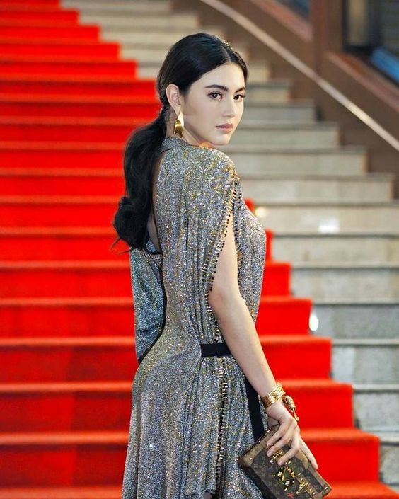 Davika Hoorne – bong hong Thai voi kha nang bien hoa kieu toc da dang