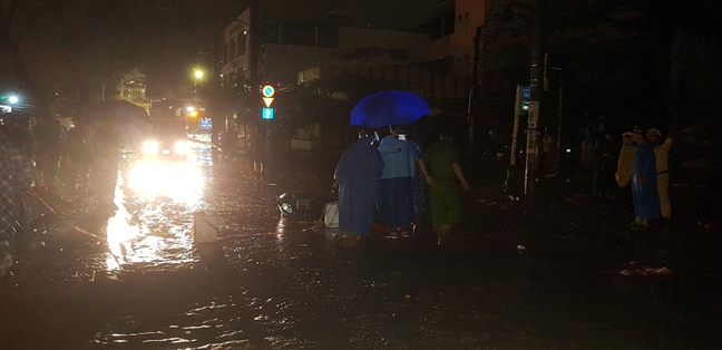 Hai vo chong bi dien giat thuong vong trong mua lu o Da Nang