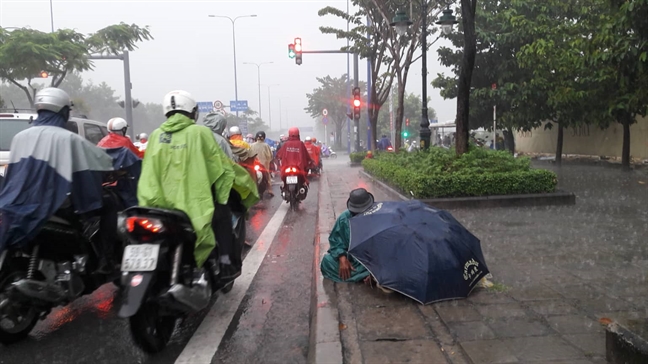 Mua to bat thuong vao sang som o TP.HCM, nguoi dan tro tay khong kip