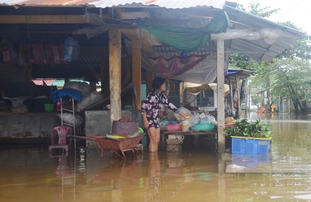 Thuy dien o Thua Thien - Hue bat dau xa nuoc dieu tiet don lu