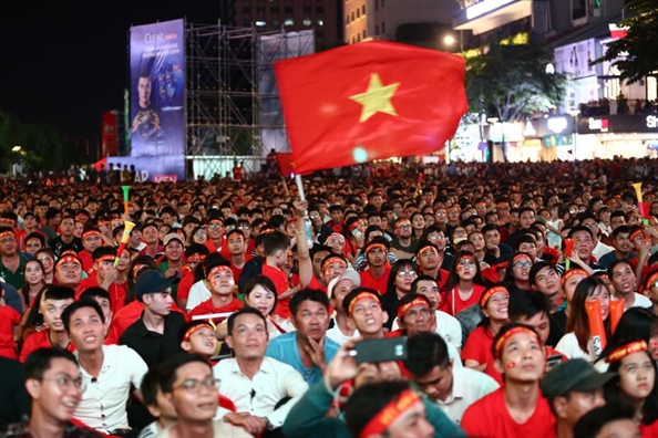 Chung ket luot di AFF Cup 2018 Viet Nam 2-2 Malaysia: Trong tai thoi phat kho hieu, Safawi ghi ban go hoa