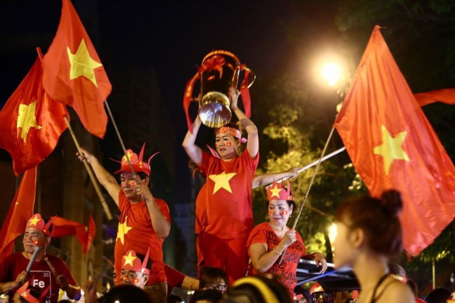 Co dong vien mung ket qua tran dau Viet Nam-Malaysia 2-2