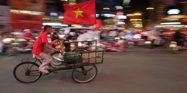 Co dong vien mung ket qua tran dau Viet Nam-Malaysia 2-2