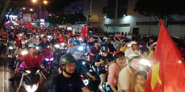 Co dong vien mung ket qua tran dau Viet Nam-Malaysia 2-2