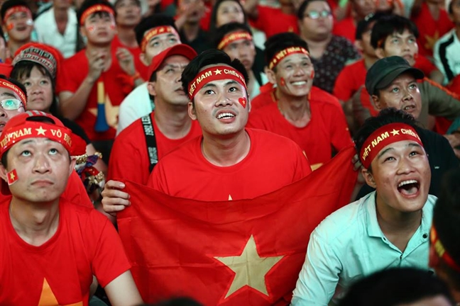 Co dong vien mung ket qua tran dau Viet Nam-Malaysia 2-2