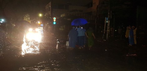 Hai vợ chồng bị điện giật thương vong trong mưa lũ ở Đà Nẵng