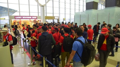 Những chuyến bay sang Malaysia tràn ngập cổ động viên tiếp lửa cho tuyển VN