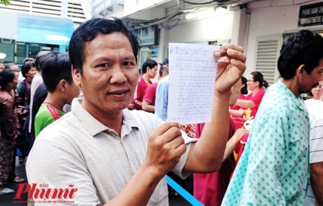 'Phát cuồng' với bài thơ người chồng cổ vũ đội tuyển Việt Nam trong lúc chăm vợ bị ung thư