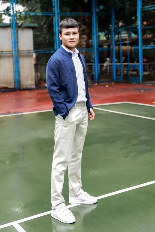 Thời trang giản dị nhưng đốn tim chị em của các cầu thủ Việt