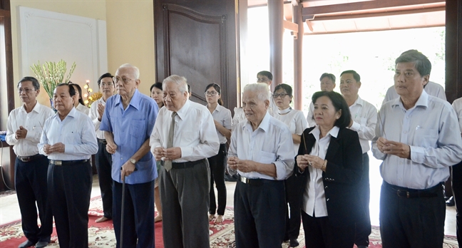 Lanh dao TP.HCM dang bo sach bao cao co Thu tuong Phan Van Khai