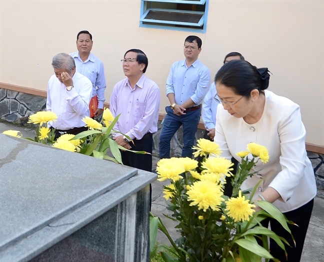 Lanh dao TP.HCM chuc mung le Giang sinh