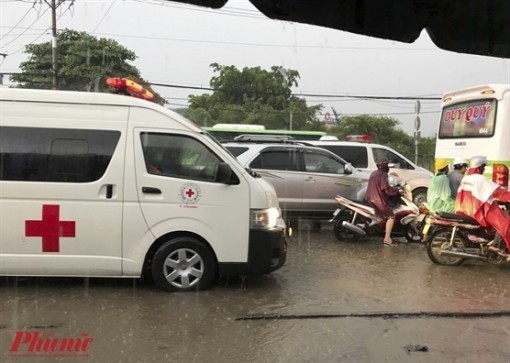 Bệnh nhân đột quỵ lo mất giờ vàng, bệnh viện không chuyên lại muốn giữ bệnh