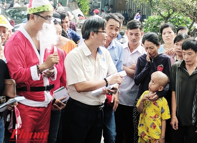 Duoc si dong vai ong gia Noel de mang niem vui cho tre em bi ung thu