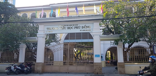 Da Nang: Hoc sinh lop 1 roi tu tang 2 xuong dat