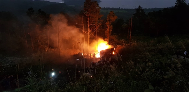 Hai xe bon cho dau dam nhau tren deo Hai Van, 1 nguoi chet