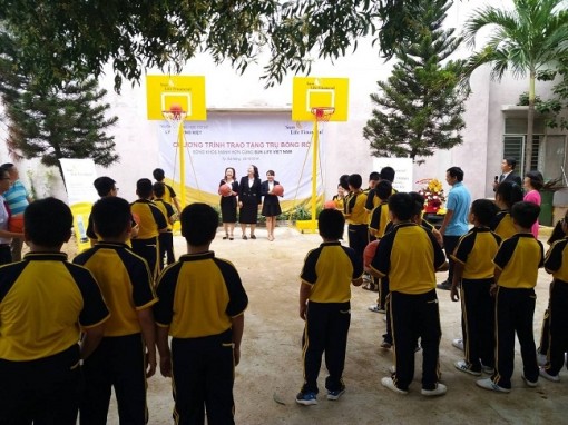 Sun Life Việt Nam phối hợp với các trường học lắp đặt trụ bóng rổ tạo sân chơi cho các em học sinh