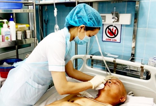 Đau lòng cảnh điều dưỡng bị dọa đánh