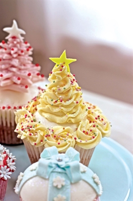 Cupcake bay banh trai don ong gia Noel