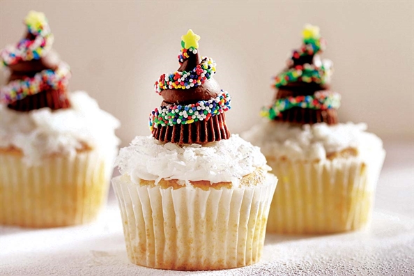 Cupcake bay banh trai don ong gia Noel