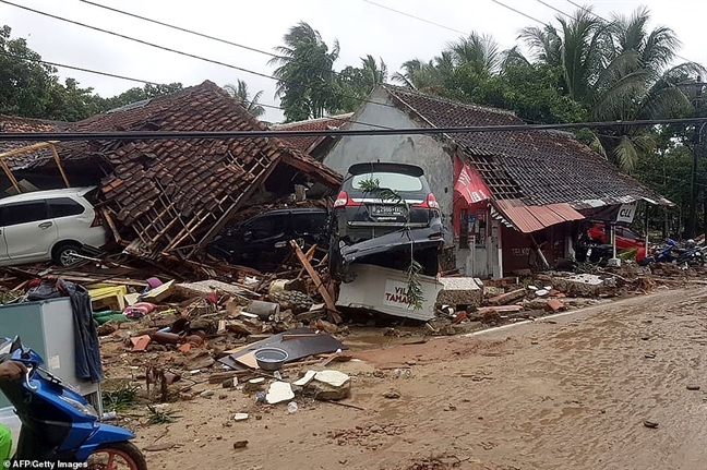 Song than o Indonesia: 'Nuoc cuon troi tat ca'