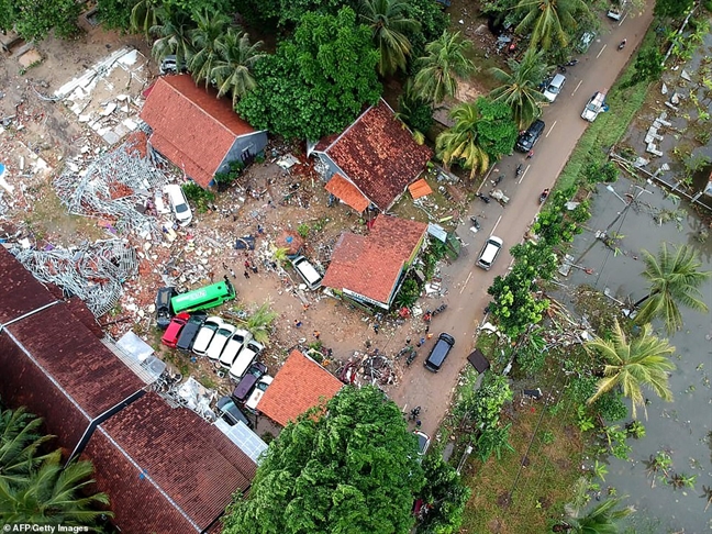 Song than o Indonesia: 'Nuoc cuon troi tat ca'