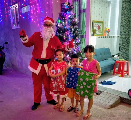 Vai phut tro chuyen thu 200.000 dong, 'ong gia Noel' kin lich ngay Giang sinh