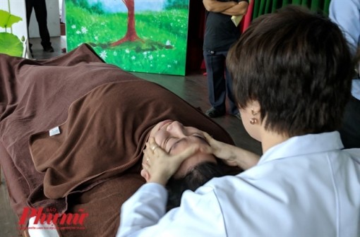 Đang mang thai có được châm cứu, bấm huyệt giảm đau lưng?