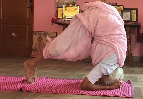 Người phụ nữ 98 tuổi truyền cảm hứng yoga cho thế hệ trẻ khắp thế giới