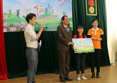 ABBank mang tết đến trẻ em nghèo Sơn La
