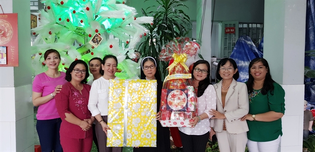 Quan 8: Tham, tang qua cho cac so nhan mua le Giang sinh