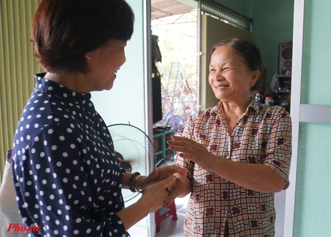 Noi long nguoi me gia nhieu nam mang tieng tham tien ban tang con trai