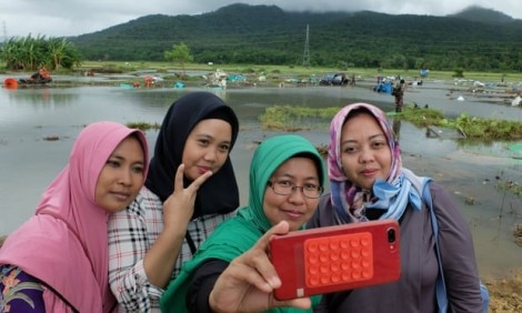 Vụ sóng thần tại Indonesia: Càng đổ nát càng nhiều...like?