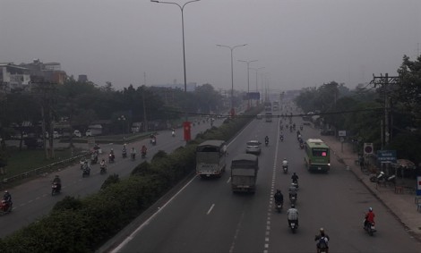 Sài Gòn sương mù dày đặc, ô tô bật đèn giữa trưa