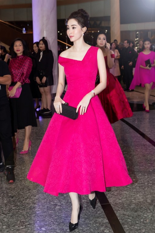 Hoa hậu Đặng Thu Thảo tái xuất rạng rỡ trong đêm tiệc hồng